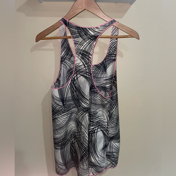 FLOWY RAZORBACK TOP BY VINTAGE HAVANA - Picture 3 of 4